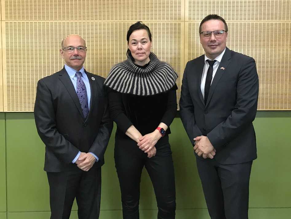 Naalakkersuisoq, Vivian Motzfeldt og Erik Jensen sammen med Dr. Mike Sfraga